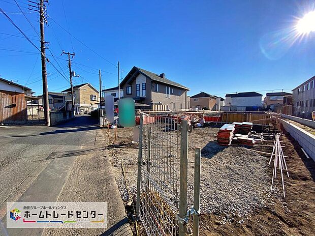 【前面道路含む現地写真】☆ファミリーカーの需要が多い中、駐車場も広めに確保いたしました。嬉しいコンクリート仕上げのカースペースです。マンションとは違う敷地内駐車。ご主人様のお車のお手入れにも気合が入りますね。