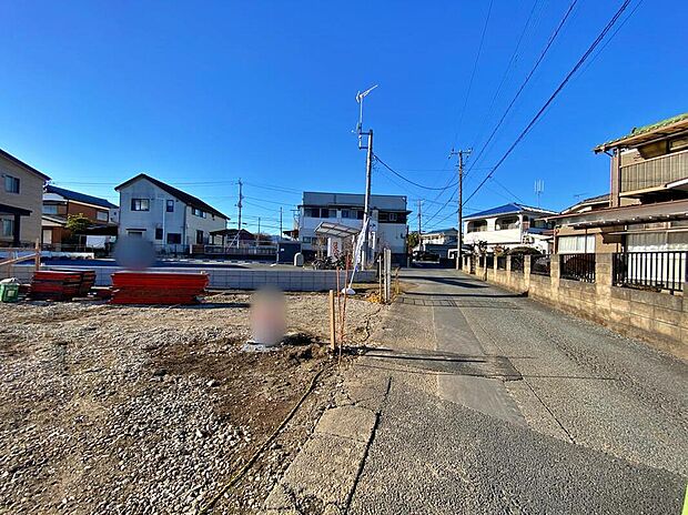 【前面道路含む現地写真】☆街に溶け合う美しい景観を生みだせるシンプルシックでおしゃれな外観と住み心地を考え貫いた設計！「ゆとりある落ち着いた暮らし」を叶えます♪