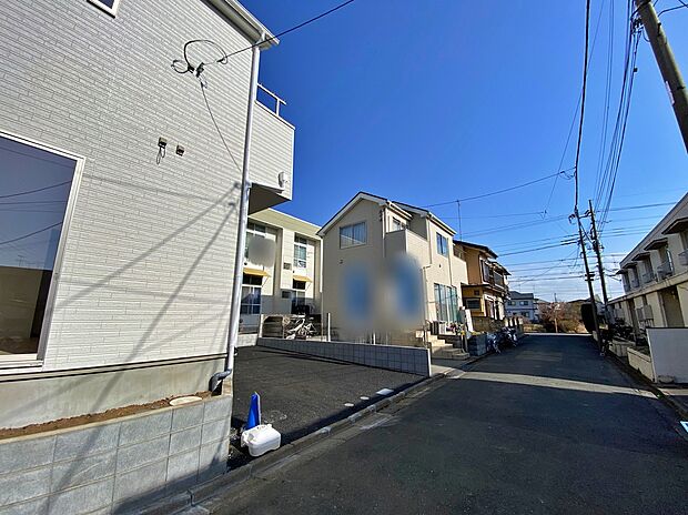 【前面道路含む現地写真】☆街に溶け合う美しい景観を生みだせるシンプルシックでおしゃれな外観と住み心地を考え貫いた設計！「ゆとりある落ち着いた暮らし」を叶えます♪