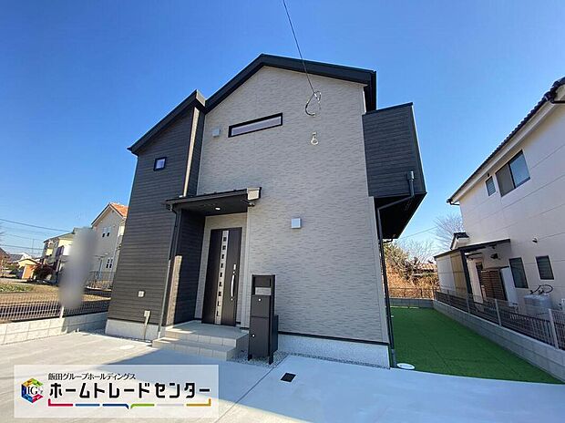 【現地外観写真】☆街に溶け合う美しい景観を生みだしているにも関わらず、採光や風通しを考えて設計された間取り。近隣との視線を考え、街全体で調整される窓位置。外観だけでなく、そこに住まうご家族の心地よさを最優先しました。