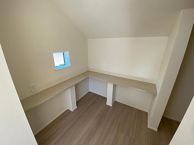 【リビング以外の居室】バルコニーに面したお部屋は、通風・採光共に良好な上、解放感タップリ♪
明るいお部屋は住まう人の心も明るくしてくれますね☆