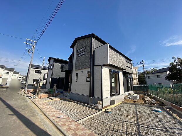 【前面道路含む現地写真】☆統一感のあるデザインは、日々の生活に安らぎと安心を与え、暮らしのステージを彩り、心にゆとりと満足感を与えてくれます。永住志向の住まいとして行き着いた新築戸建という提案。