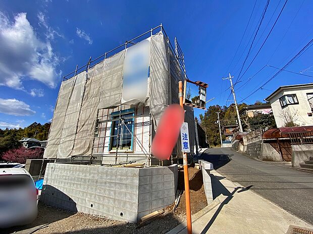 【現地外観写真】☆耐震に優れた工法を採用、一生住む家だから構造にも環境にもこだわりを。この街で・この家で暮らしたいと思わせる理由を是非現地でお確かめ下さい。

