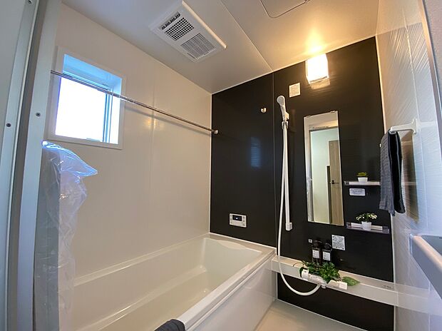 【浴室】窓付きのバスルーム。陽射し差し込む明るい環境は、日中の入浴も気持ち良くお使い頂けそうです。
※こちらの家具は販売しておりません