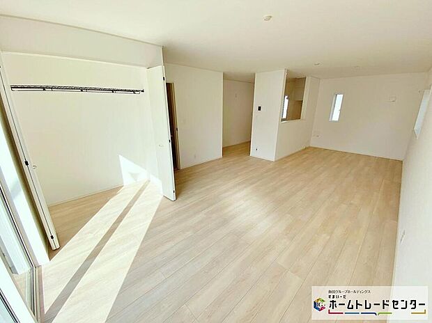 【リビング】お陽さまの光をさわやかな風をたっぷりとりこめます。室内はいつも明るい印象なので気持ちの良い朝を迎えられます。毎日の生活も明るくなりそうですね！