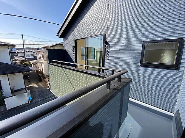 【☆Balcony☆】ご家族全員分の洗濯物を干すことが出来る「ワイドバルコニー」♪バルコニーは、洗濯物や布団を干すだけでなく、暖かな陽射しや爽やかな風を存分に取り込み、お部屋に解放感をもたらします☆
