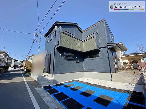 【現地外観写真】☆街に溶け合う美しい景観を生みだしているにも関わらず、採光や風通しを考えて設計された間取り。近隣との視線を考え、街全体で調整される窓位置。外観だけでなく、そこに住まうご家族の心地よさを最優先しました。