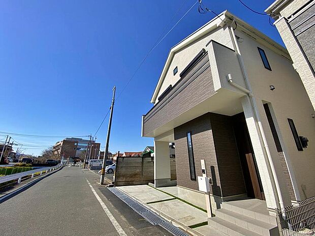 【前面道路含む現地写真】八王子市万町のご案内を開始致しました！駅まで徒歩10分の好立地！
洗練されたデザインのお洒落なお住まいです。カースペースもございます！通勤で車をお使いの方にも大変オススメです！