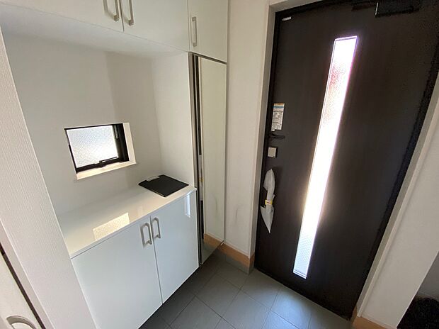 【現地外観写真】☆Entrance☆
上質感漂う玄関と廊下。居住者の帰り、訪れる方を優しく迎える・安らぎに満ちた生活空間を予感させる。健やかな暮らしを楽しめそう。