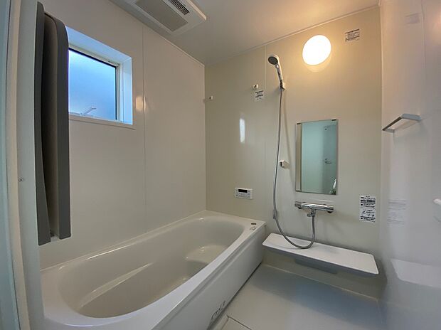 【☆System Bath☆ 】☆System Bath☆
半身浴も楽しめる一坪タイプの浴室は、防カビ仕様となっており、お掃除も楽々です。浴室乾燥機を完備し雨の日のお洗濯も安心です。