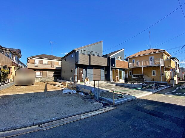 【現地外観写真】☆商業施設が徒歩5分圏内に揃う住みよい立地！ずっと暮らす街だから、たくさんの素敵に囲まれていたいですね。家族がいつも居心地よく住みやすい街で新生活をスタートさせてみませんか♪