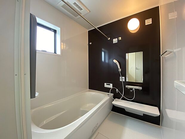 【☆System Bath☆ 】☆System Bath☆
半身浴も楽しめる一坪タイプの浴室は、防カビ仕様となっており、お掃除も楽々です。浴室乾燥機を完備し雨の日のお洗濯も安心です。