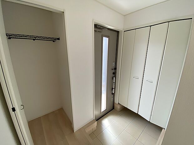 【☆Entrance☆ 】☆Entrance☆
お家に出会う人々を迎える玄関だからこそ、広々清潔感あふれる空間にしたいものです。採光・通風にも配慮された設計で毎日明るい空間をキープします♪