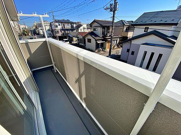 【☆Balcony☆】ご家族全員分の洗濯物を干すことが出来る「バルコニー」♪バルコニーは、洗濯物や布団を干すだけでなく、暖かな陽射しや爽やかな風を存分に取り込み、お部屋に解放感をもたらします☆