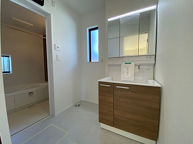 【☆Powder Room☆ 】☆Powder Room☆
収納スペースもバッチリなこちらの洗面化粧台。忙しい朝の時間にお役立ち!化粧品やヘアケア用品など細かな物もしっかり収納しておけるから「あれ?アレどこだっけ?」がなくなること間