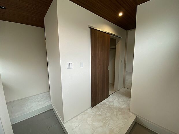 【☆Entrance☆ 】☆Entrance☆
ひとたび扉を開けばそこに待っているのは上質な空間とマイホームでの新生活をイメージさせる優雅なひととき。「この家なら…」ではなく「ここに住みたい♪」と思う感動をお届けいたします。