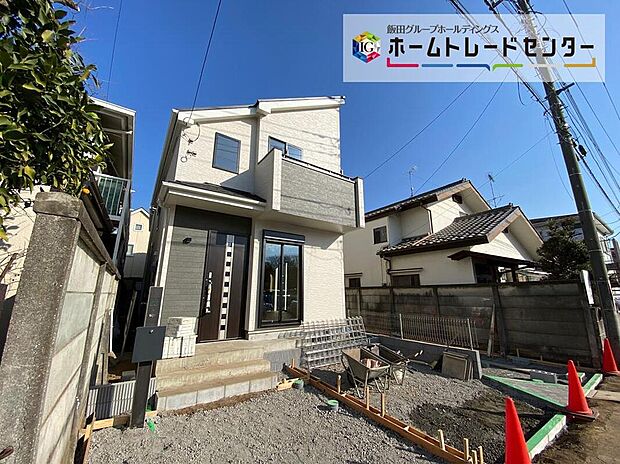 【前面道路含む現地写真】☆緑に彩られた街区に現出する建物は、ここに住まう方々へ余すこと無く太陽の恵みをお届けできるように計画・設計されております。駐車スペースもございます♪