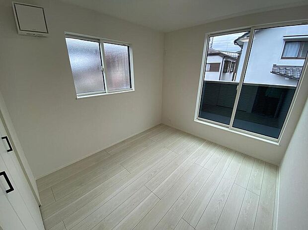 【リビング以外の居室】各部屋を最大限に広く使って頂ける様、全居住スペースに収納付。プライベートルームはゆったりと快適に。