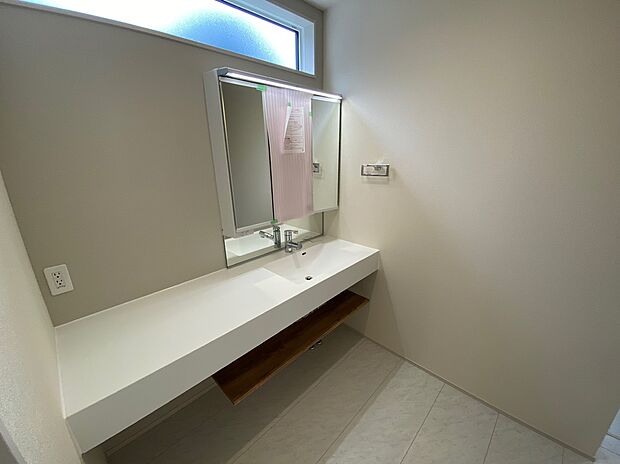 【☆Powder Room☆ 】☆Powder Room☆
三面鏡ならではの収納力、シャンプードレッサーならではの機能性、どちらも採用しております。汚れが落ちやすいすべり台ボウルは手入れもしやすく日々の生活を陰ながら支えてくれる仕様