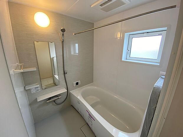 【☆System　Bath☆ 】☆System　Bath☆
半身浴も楽しめる一坪タイプの浴室は、防カビ仕様となっており、お掃除も楽々です。浴室乾燥機を完備し雨の日のお洗濯も安心です。