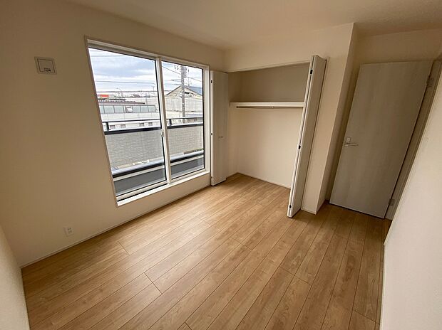 【☆Room☆ 】☆Room☆
大きな窓からたっぷりと陽光が注がれる明るい空間。家族の成長に対応できる永住仕様の間取り。一日の疲れを癒やしてくれる、時を忘れて過ごせる空間。