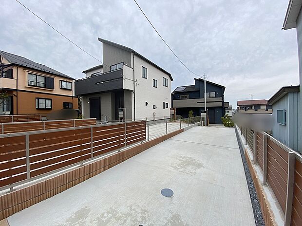 【前面道路含む現地写真】休日にご家族揃ってご見学はいかがでしょうか♪実際の現地を見てみると図面などではわからない、新たな発見もありますのでまずはお気軽にお問い合わせください♪