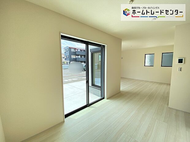 【☆Living　Room☆ 】☆街に溶け合う美しい景観を生みだせるシンプルシックでおしゃれな外観と住み心地を考え貫いた設計！「ゆとりある落ち着いた暮らし」を叶えます♪
