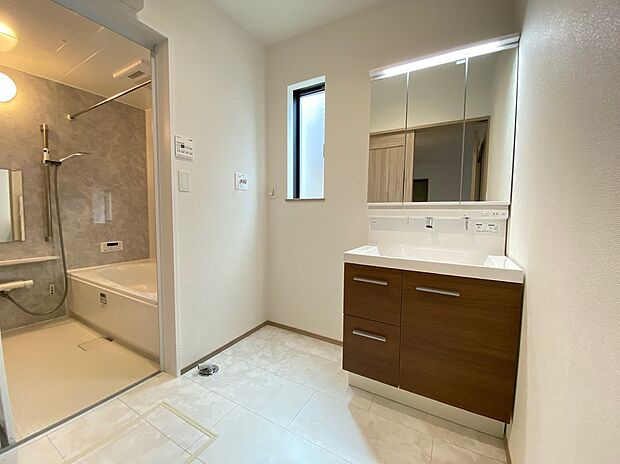 【☆Powder Room☆ 】☆Powder Room☆
収納スペースもバッチリなこちらの洗面化粧台。忙しい朝の時間にお役立ち！化粧品やヘアケア用品など細かな物もしっかり収納しておけるから「あれ？アレどこだっけ？」がなくなること間