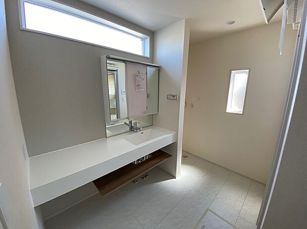 【☆Powder Room☆ 】☆Powder Room☆
三面鏡ならではの収納力、シャンプードレッサーならではの機能性、どちらも採用しております。汚れが落ちやすいすべり台ボウルは手入れもしやすく日々の生活を陰ながら支えてくれる仕様