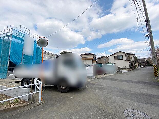 【前面道路含む現地写真】周辺は静かで落ち着いた住宅街。道幅にゆとりがあるため、お車の出し入れの際にも快適です♪