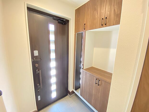 【玄関】一戸建ての大きなメリットは、「自分の土地」を自由に使えること。好きなペットとの暮らし、ガーデニングやＤＩＹ、車やバイクの手入れなど様々な趣味を楽しめます♪