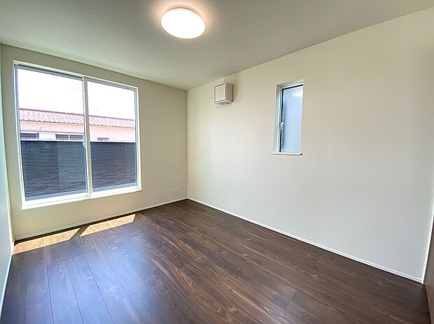 【☆Room☆ 】☆Room☆
大きな窓からたっぷりと陽光が注がれる明るい空間。家族の成長に対応できる永住仕様の間取り。一日の疲れを癒やしてくれる、時を忘れて過ごせる空間。