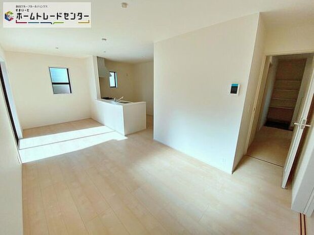 【☆Living Room☆】思い思いの過ごし方をする。理想のリビングともいえる空間を実現するには、家族が自然に集まる演出や、適度な距離感を保てる空間の広さも必要ですね。