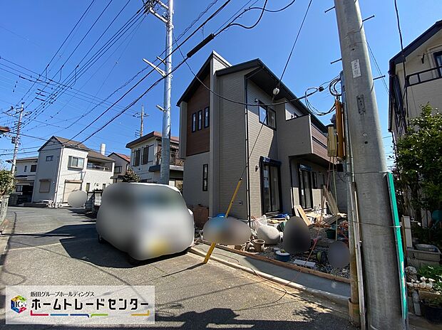 【前面道路含む現地写真】☆アクセントカラーがぱっと目をひくシンプルシックでおしゃれな外観。カースペースは車種により2台分！コンクリート仕上げのカースペースですので、雨の日も足元を気にせず外出できます。