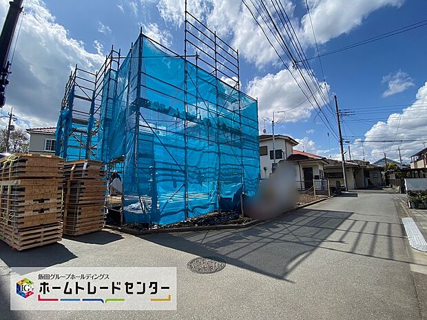 【現地外観写真】☆街に溶け合う美しい景観を生みだしているにも関わらず、採光や風通しを考えて設計された間取り。近隣との視線を考え、街全体で調整される窓位置。外観だけでなく、そこに住まうご家族の心地よさを最優先しました。