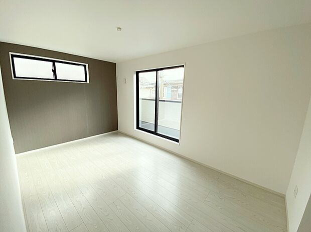 【☆Room☆】バルコニーに面したお部屋は、通風・採光共に良好な上、解放感タップリ♪
明るいお部屋は住まう人の心も明るくしてくれますね☆