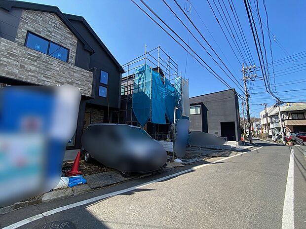 【前面道路含む現地写真】☆前面道路は車通りが多くないので、お車の出し入れもラクラクです♪一戸建ては都心部などの物件を除き、駐車スペース付きの物件が一般的。玄関と駐車スペースとの行き来もしやすく、天候が悪い日などに便利です。