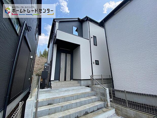 【現地外観写真】☆街に溶け合う美しい景観を生みだしているにも関わらず、採光や風通しを考えて設計された間取り。近隣との視線を考え、街全体で調整される窓位置。外観だけでなく、そこに住まうご家族の心地よさを最優先しました。