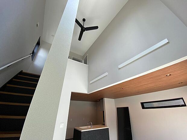 【吹き抜け】居室に完備の収納は、お部屋を広々使うことが出来る優れもの!大切な思い出の品や、「今は使わない」季節ものを大切に保管♪スッキリ綺麗なお部屋で、趣味の時間も更に充実♪