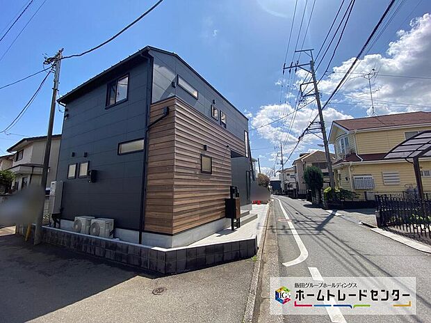 【前面道路含む現地写真】☆前面道路は車通りが多くないので、お車の出し入れもラクラクです♪一戸建ては都心部などの物件を除き、駐車スペース付きの物件が一般的。玄関と駐車スペースとの行き来もしやすく、天候が悪い日などに便利です。