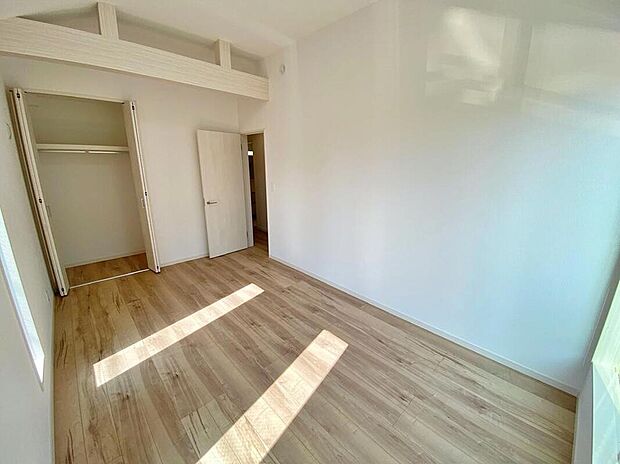 【リビング以外の居室】住まう方でカスタマイズしていただけるシンプルなデザインの内装。ご自身で素敵な空間を創り上げられます。