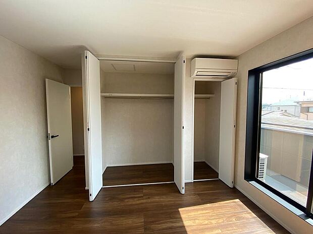 【リビング以外の居室】バルコニーに面したお部屋は、通風・採光共に良好な上、解放感タップリ♪
明るいお部屋は住まう人の心も明るくしてくれますね☆