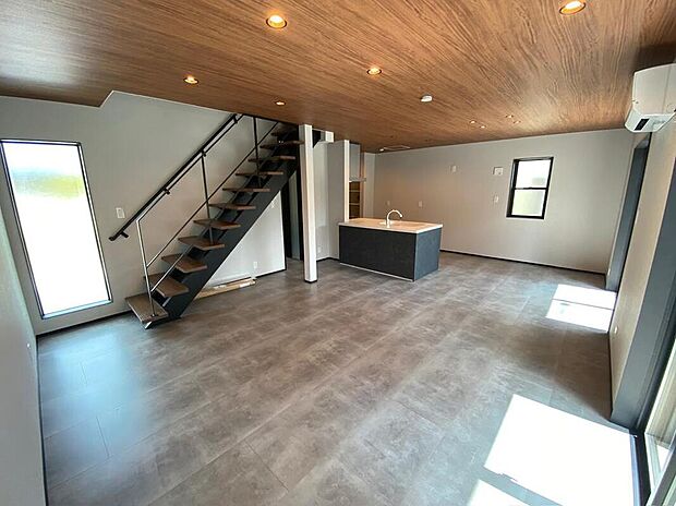 【リビング】『LDKは家族だんらんをデザイン』家族が集まり一緒の時間がすごせる工夫がされております。何気ない一日のひとコマが何者にも代えがたい宝物になることでしょう♪