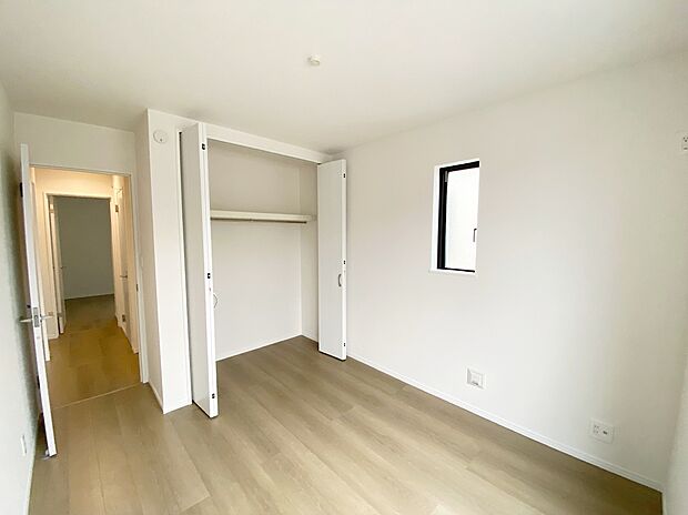 【☆Room☆ 】☆Room☆
居室に完備の収納は、お部屋を広々使うことが出来る優れもの!大切な思い出の品や、「今は使わない」季節ものを大切に保管♪スッキリ綺麗なお部屋で、趣味の時間も更に充実♪