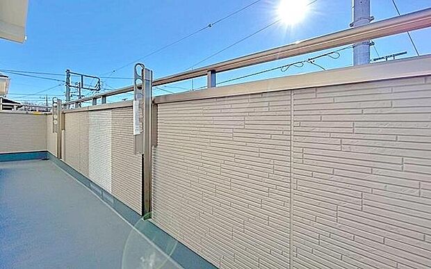 【☆Balcony☆】バルコニーは、洗濯物や布団を干すだけでなく、暖かな陽射しや爽やかな風を存分に取り込み、お部屋に解放感をもたらします☆