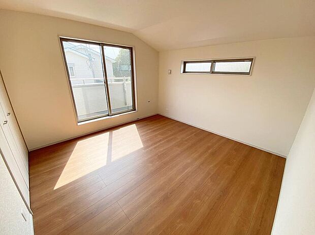 【☆Room☆】バルコニーに面したお部屋は、通風・採光共に良好な上、解放感タップリ♪
明るいお部屋は住まう人の心も明るくしてくれますね☆