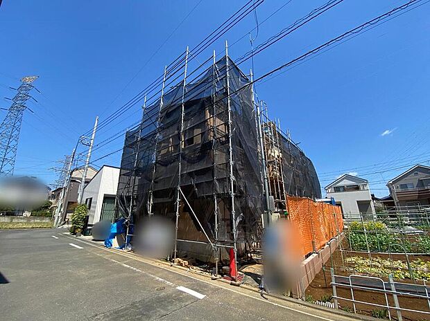 【前面道路含む現地写真】☆忙しく過ぎゆく日常を置き去るほど、ゆったりした時間が流れる住環境。『快適』とは「家」と「街」と「環境」が調和した時に訪れるだと改めて感じさせる永住邸がこちらです。