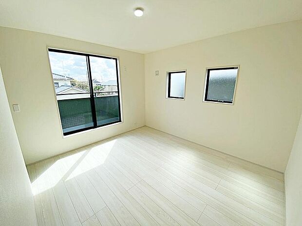 【☆Room☆】バルコニーに面したお部屋は、通風・採光共に良好な上、解放感タップリ♪
明るいお部屋は住まう人の心も明るくしてくれますね☆