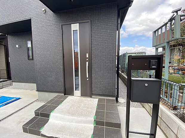 【☆Entrance☆】ひとたび扉を開けばそこに待っているのは上質な空間とマイホームでの新生活をイメージさせる優雅なひととき。「この家なら…」ではなく「ここに住みたい♪」と思う感動をお届けいたします。