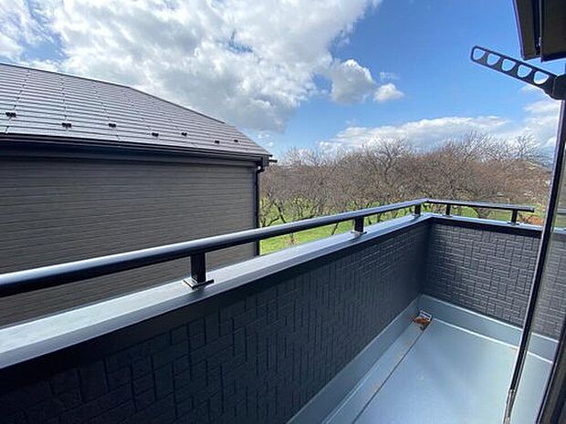 【☆Balcony☆】太陽に愛された邸は、陽当り・通風に優れた魅力的かつ快適さを追求した邸宅でした。ここに住むからこそ意味がある。そんな特別感に浸りながら、毎日をお過ごし頂けるお家がこちらです♪